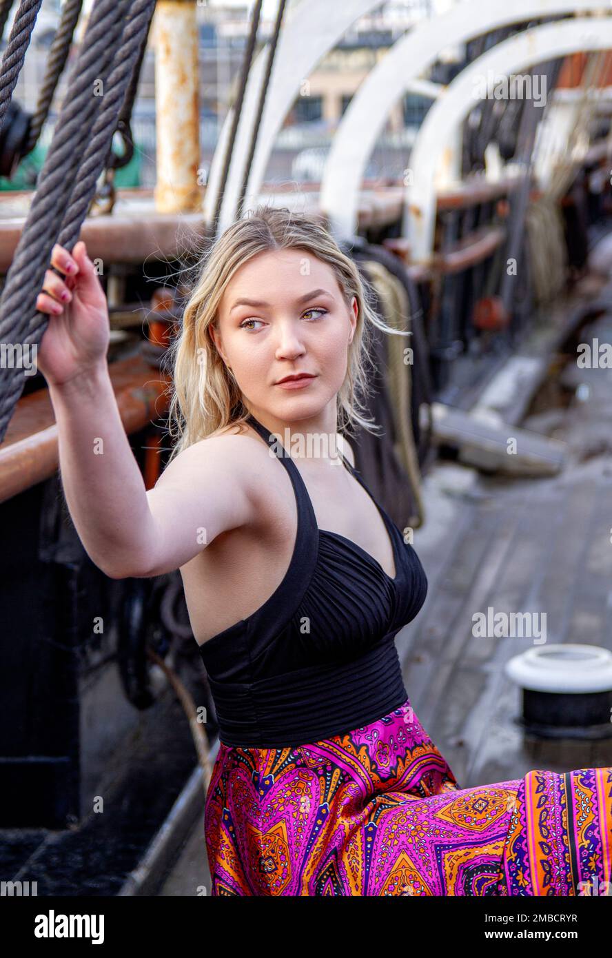 Hayleigh Young, une belle et à la mode femme pose pour la photographie à bord du navire RRS Discovery par une journée hivernale glaciale à Dundee, en Écosse Banque D'Images