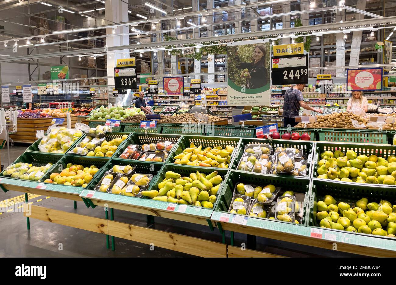 Novorossiysk, Russie - 29 mai 2022 : les vitrines dans le département des légumes de la zone de vente du supermarché. Grand magasin de Lenta en Russie Banque D'Images