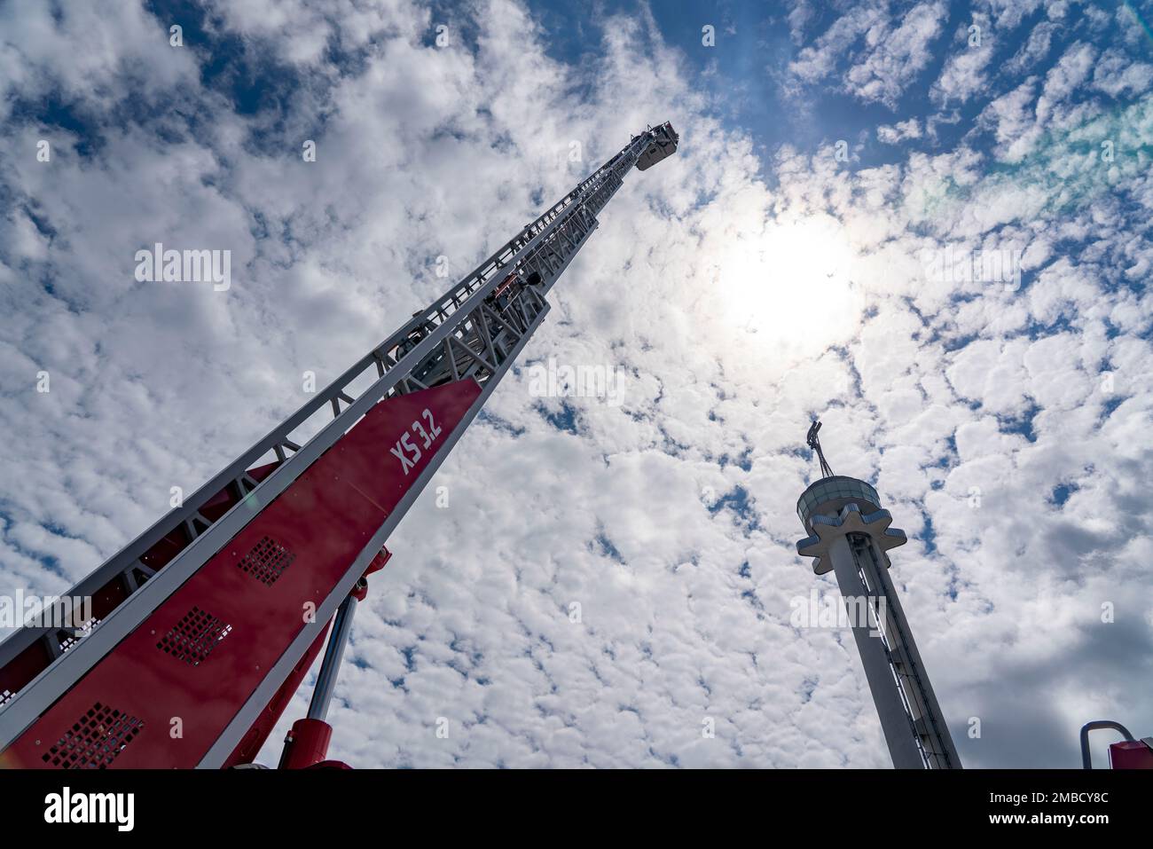 Plaque tournante échelle, véhicules, équipement, espace extérieur au salon Interschutz 2022 à Hanovre, le plus grand salon mondial des pompiers, re Banque D'Images