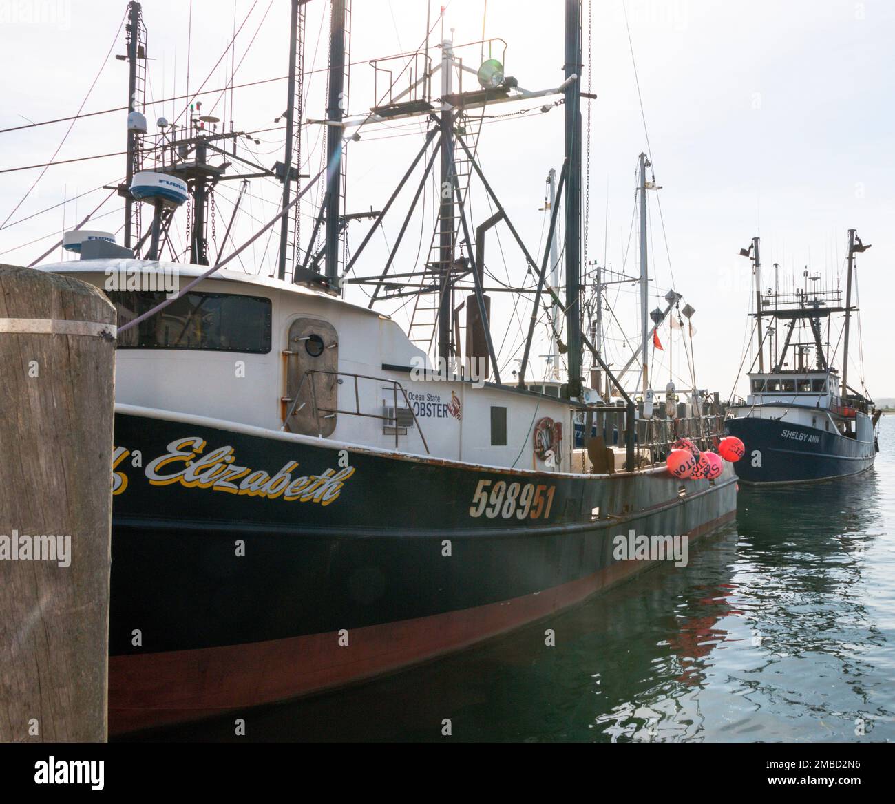 Narragansett, Rhode Island, États-Unis - 27 juin 2021 : vue latérale de deux bateaux de pêche commerciale et de homard amarrés à Narragansett Rhode Island. Banque D'Images