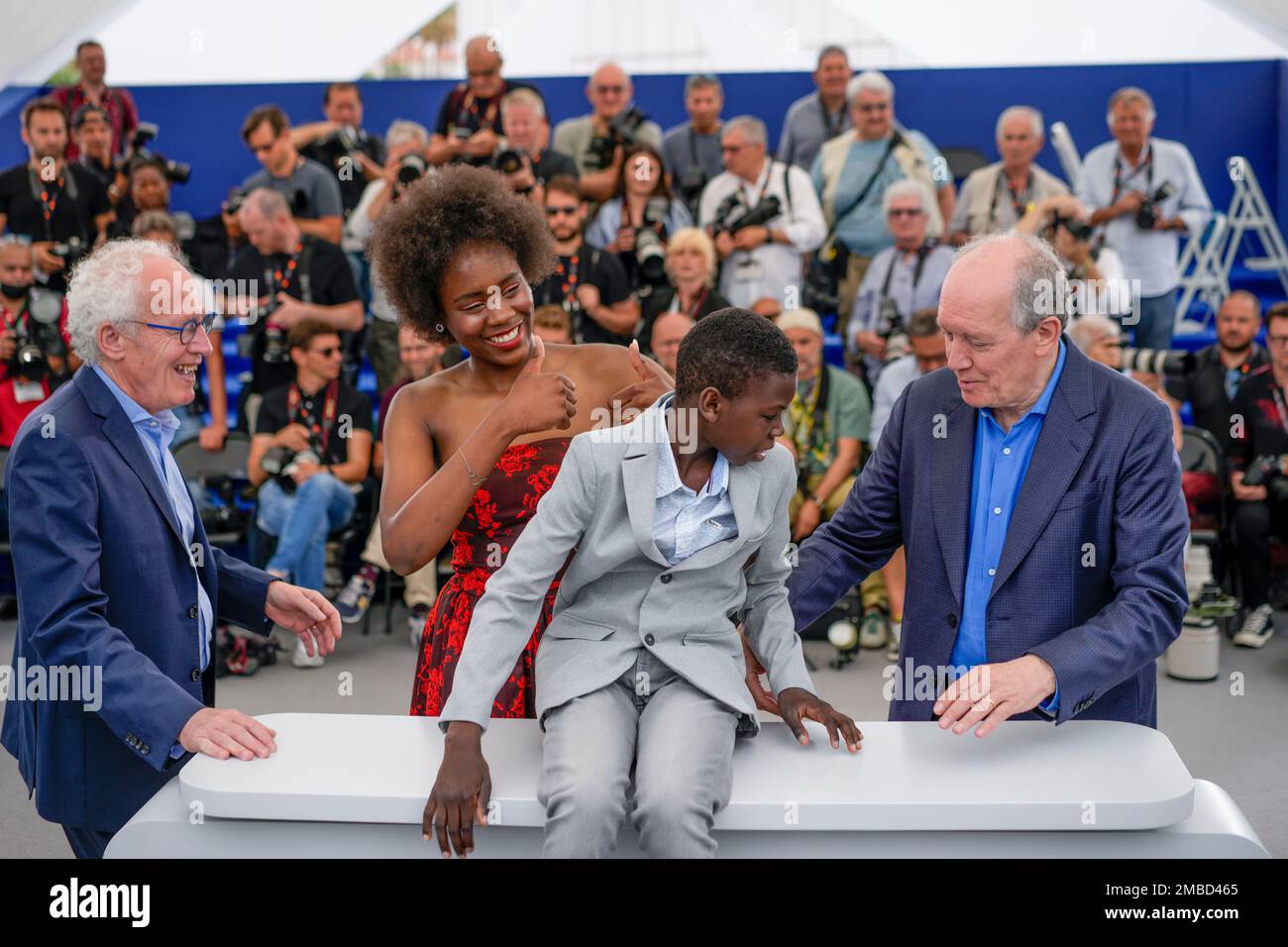 Director Jean-Pierre Dardenne, from left, Mbundu Joely, Pablo Schils, and director Luc Dardenne pose for photographers at the photo call for the film 'Tori and Lokita' at the 75th international film festival, Cannes, southern France, Wednesday, May 25, 2022. (AP Photo/Daniel Cole) Banque D'Images