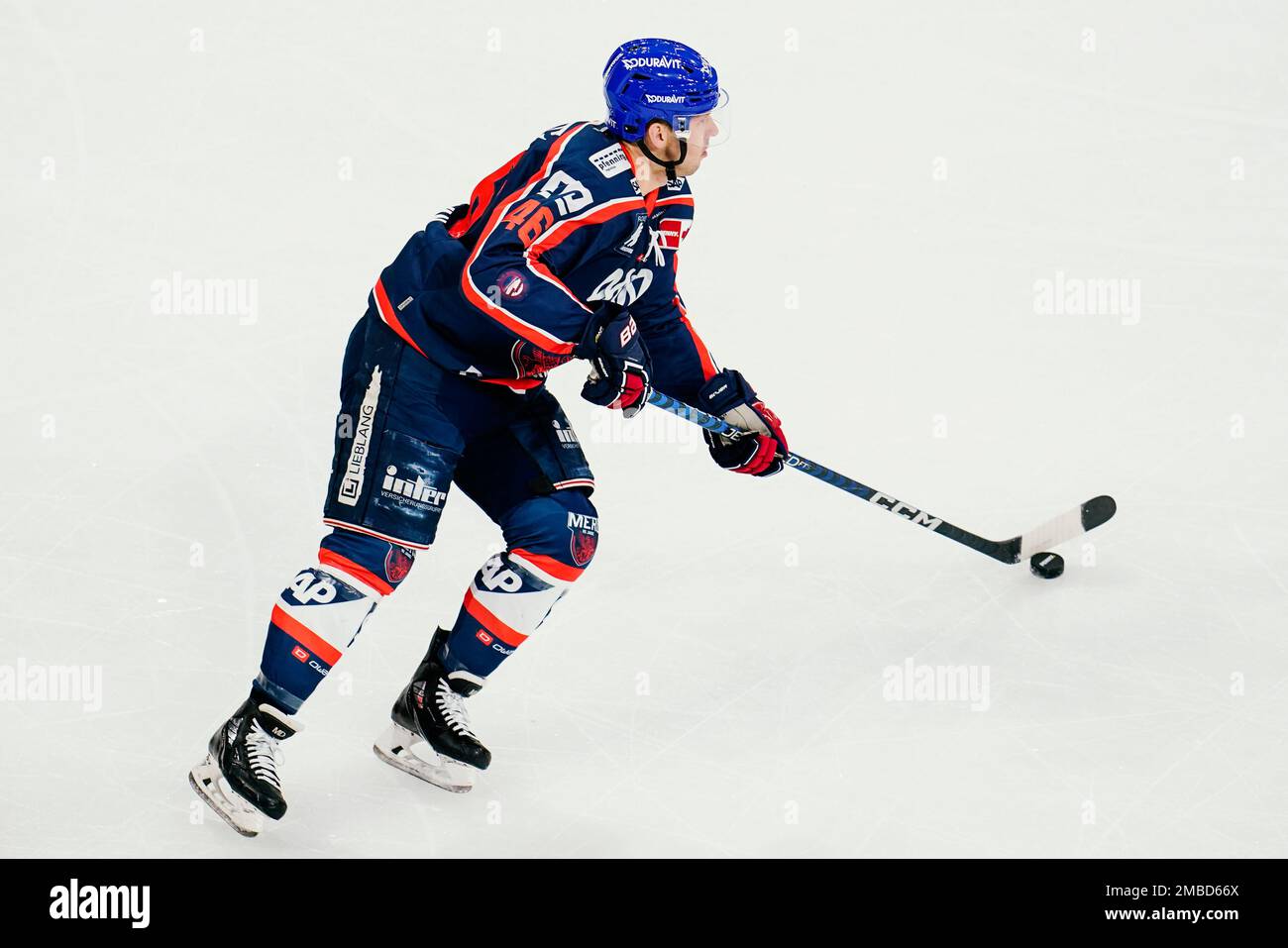 Mannheim, Allemagne. 20th janvier 2023. Hockey sur glace: DEL, Adler Mannheim - EHC Red Bull München, Hauptrunde, Matchday 44, SAP Arena. Matthew Donovan de Mannheim joue le palet. Credit: Uwe Anspach/dpa/Alamy Live News Banque D'Images