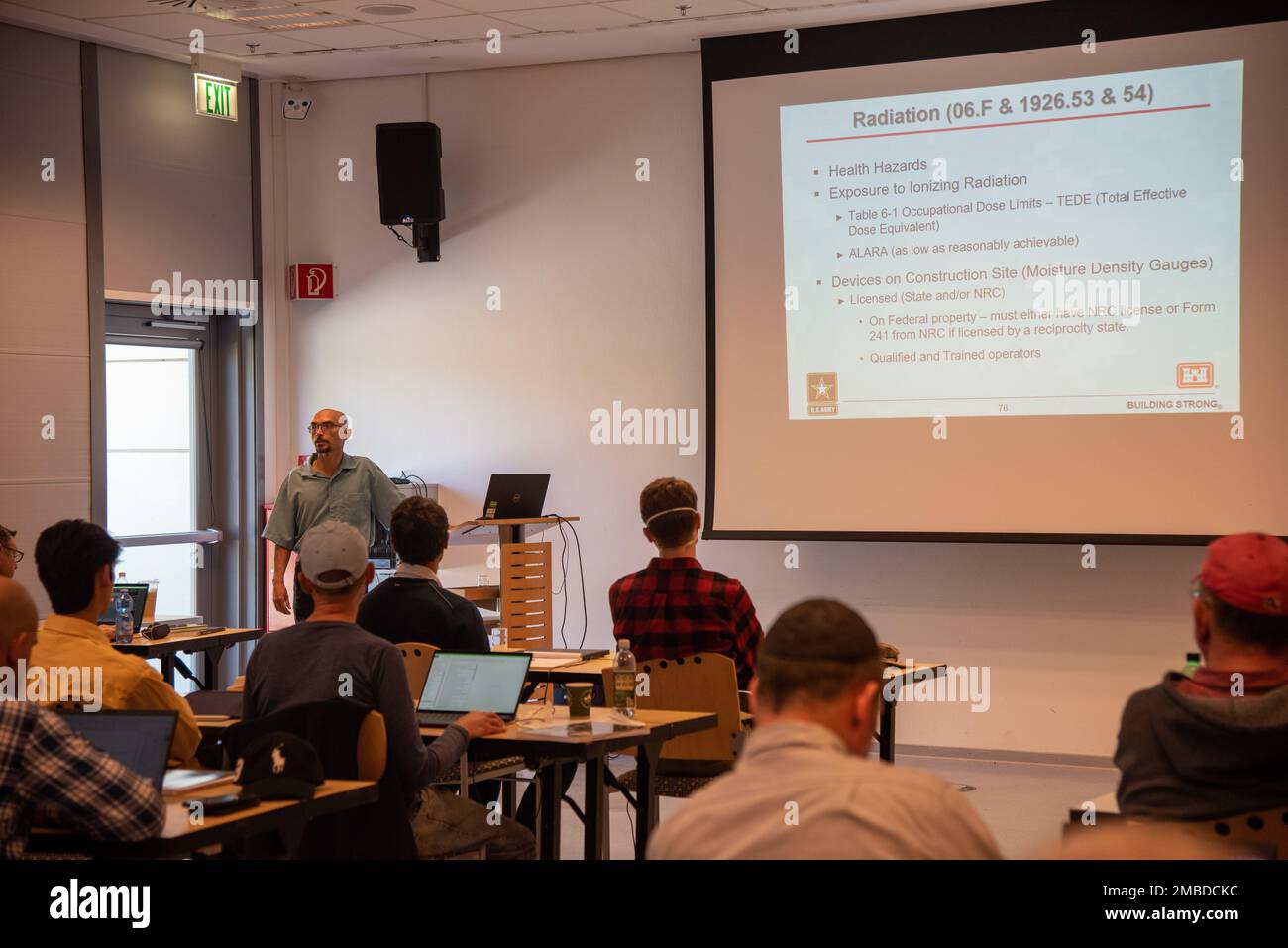 Christopher Benavente, un employé du Commandement de la santé publique de l'Armée de terre Europe fournit 30 heures de formation à la construction à l'Administration de la sécurité et de la santé au travail (OSHA) aux employés affectés au district européen de Wiesbaden, en Allemagne, au 14 juin 2022. Banque D'Images