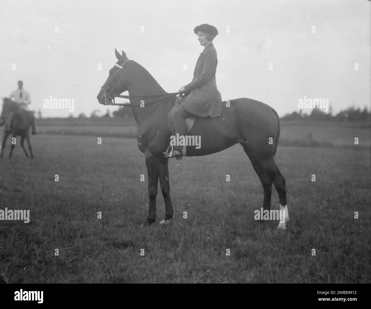 Crosbie, Violet, Miss, à cheval à long Beach, New York, le 1917 août Banque D'Images
