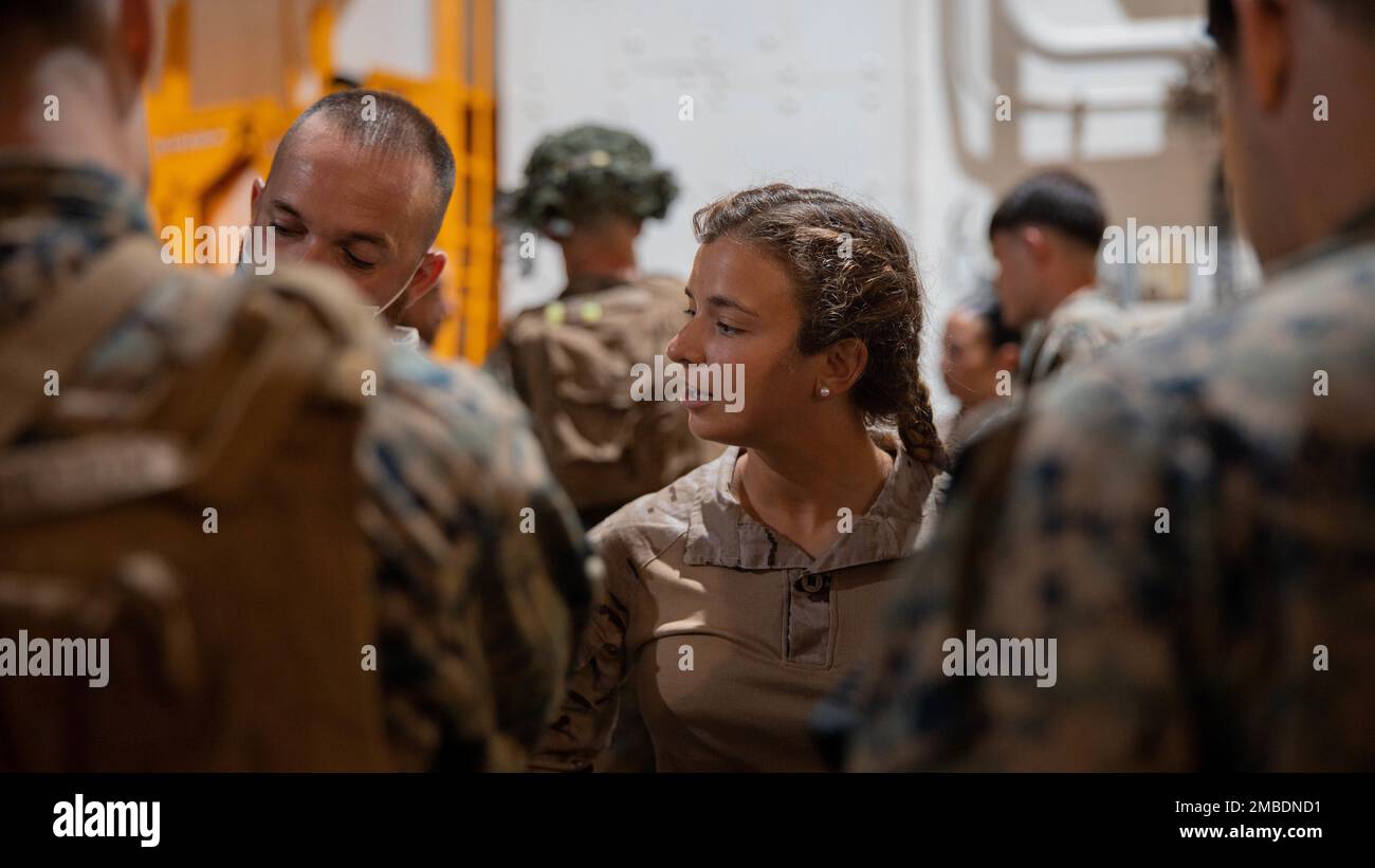 Les Marines américains avec le 1er bataillon, le 8e régiment de Marines, la 2e division de Marines, parlent à Infanteria de Marinas avec le groupe tactique Wolf pendant le FLOTEX-22 espagnol à bord du Juan Carlos I près de Rota, Espagne, le 14 juin 2022. Cet exercice comprend des actions tactiques à terre, combinées à une formation et à une planification conjointes, visant à accroître l'interopérabilité bilatérale globale entre les Nations. 1/8, FLOTEX-22, formation conjointe, Rota espagne, Banque D'Images