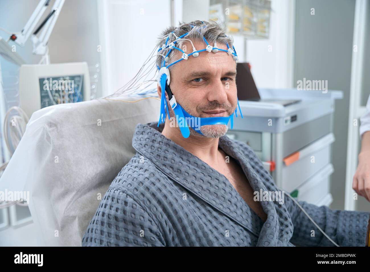 L'homme subit un examen EEG - électroencéphalographie en clinique médicale Banque D'Images