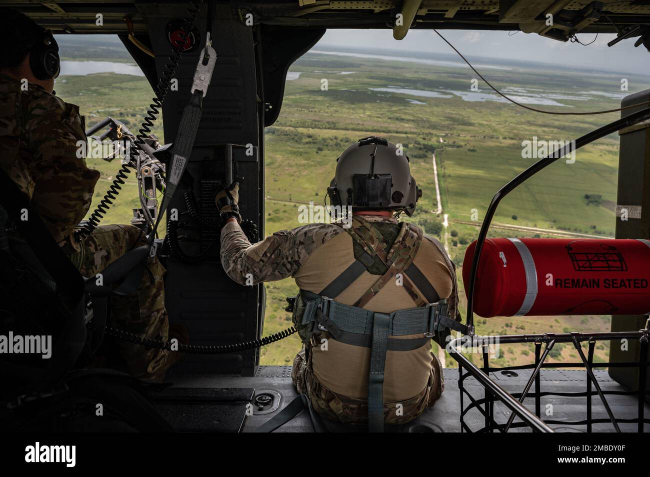 Le Sgt. Will Towers, évaluateur de l’aviateur de mission spéciale du 301st Escadron de sauvetage, balaie le sol lors d’une compétition de tir de dinde au champ de répartition de la Force aérienne du parc Avon, en Floride, au 14 juin 2022. Au cours de la compétition, les membres de l'équipage ont concouru sur des compétences telles que l'emploi d'armes d'avion, le ravitaillement en vol d'hélicoptère, la navigation dégradée, la recherche dégradée et le hissage confiné. Banque D'Images