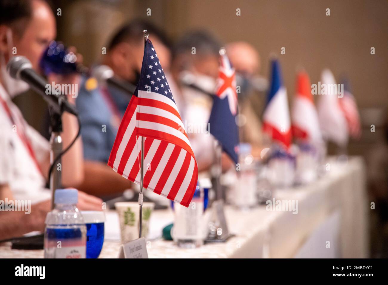 Les chefs de délégation des États-Unis, de l'Australie, de la France, de l'Indonésie et du Japon prennent part à une table ronde sur la sensibilisation au domaine maritime lors de la huitième itération du Symposium des dirigeants amphibies du Pacifique, Tokyo, Japon, 14 juin 2022. PALS rassemble des leaders, des experts et des praticiens de la force amphibie alliés et en partenariat de tout le pays pour partager des idées, des meilleures pratiques et des expériences récentes avec des opérations amphibies. Le symposium de 2022 a accueilli des dirigeants de 18 délégations participantes qui se sont engagées à une Indo-Pacifique libre et ouverte, avec l'objectif o Banque D'Images