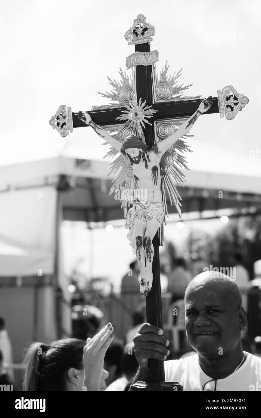 Salvador, Bahia, Brésil - 06 janvier 2023: Les catholiques touchant l'image de Jésus-Christ pendant la messe à l'église de Senhor do Bonfim à Salvador, Bahia. Banque D'Images