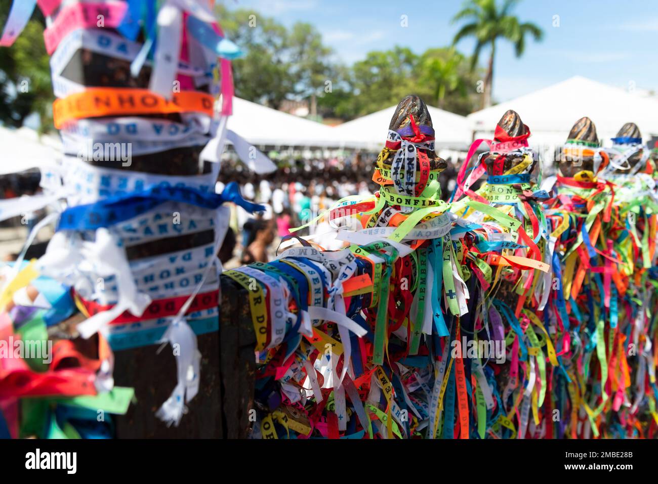 Salvador, Bahia, Brésil - 06 janvier 2023 : grille de l'église catholique de Senhor do Bonfim décorée de rubans colorés. Ville de Salvador, Bahia. Banque D'Images