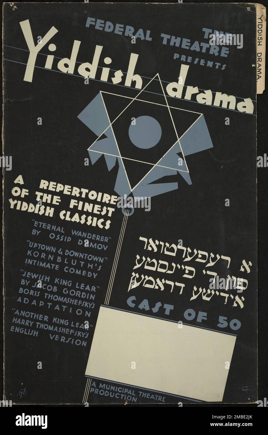 Yiddish Drama, [193-]. « The Federal Theatre Presents - Yiddish drama - A Repertoire of hte Finest Yiddish Classics - « Eternal Wanderer » by Ossip Dymov - « Uptown & amp; Downtown", la comédie intime de Kornbluth - "juif King Lear" par Jacob Gordin, Boris Thomashefsky adaptation - "un autre Roi Lear" Harry Thomashefsky version anglaise...Cast of 50 - A Municipal Theatre production". Le Federal Theatre Project, créé par les États-Unis Works Progress Administration en 1935, a été conçu pour conserver et développer les compétences des travailleurs du théâtre, les réemployer dans le pub Banque D'Images