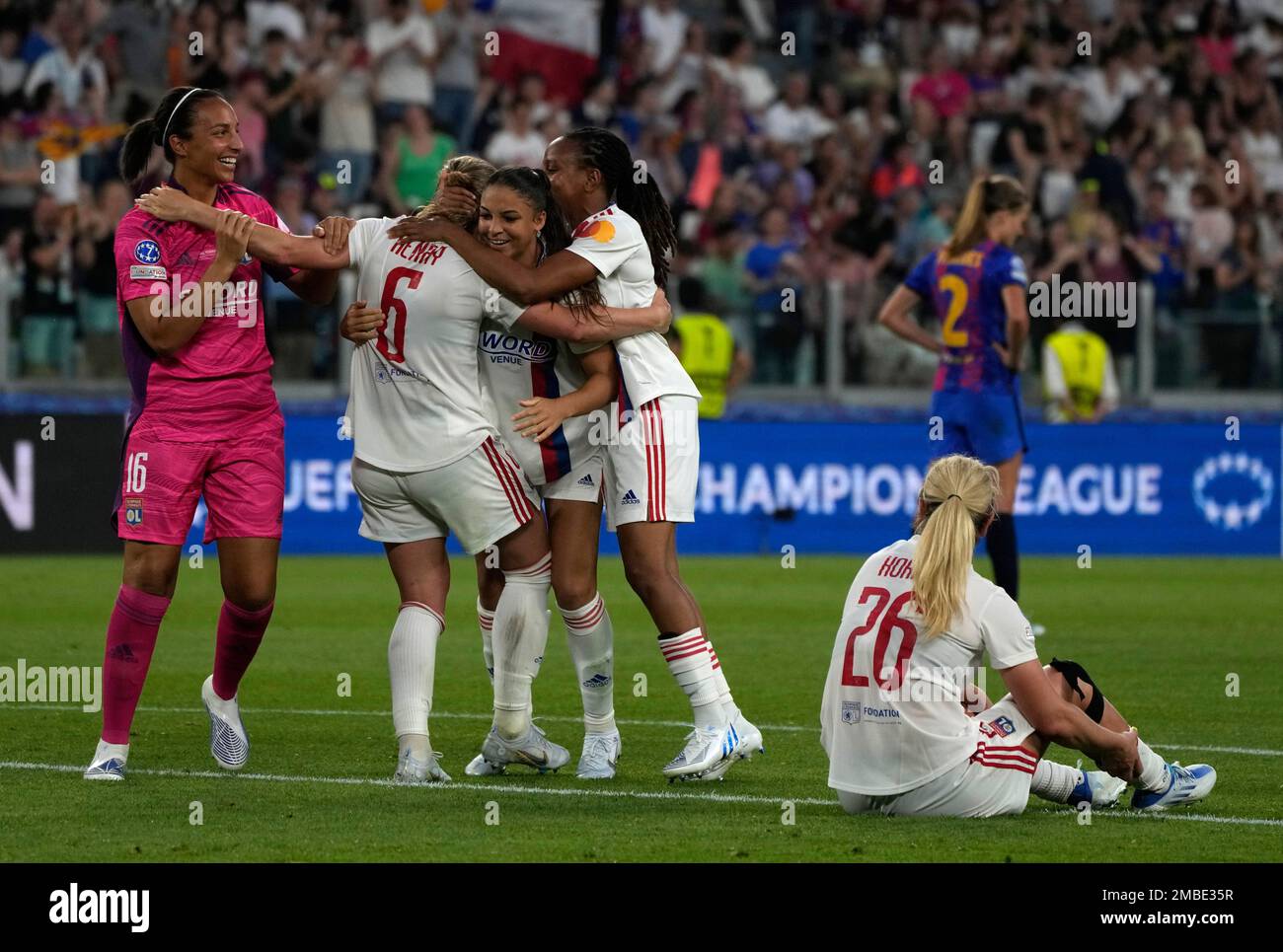 Olympique Lyonnais players celebrate after winning the Women's Champions League final soccer match between Barcelona and Olympique Lyonnais at Allianz Stadium in Turin, Italy, Saturday, May 21, 2022. (AP Photo/Alessandra Tarantino) Banque D'Images