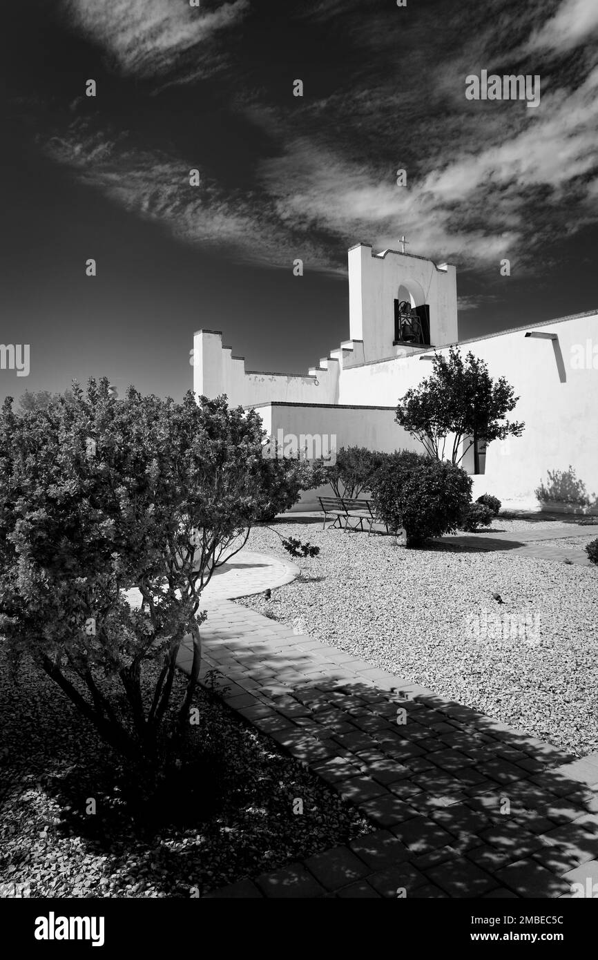 Vue de l'arrière de la mission Socorro, sur le sentier de la mission d'El Paso, à Socorro, Texas. Banque D'Images