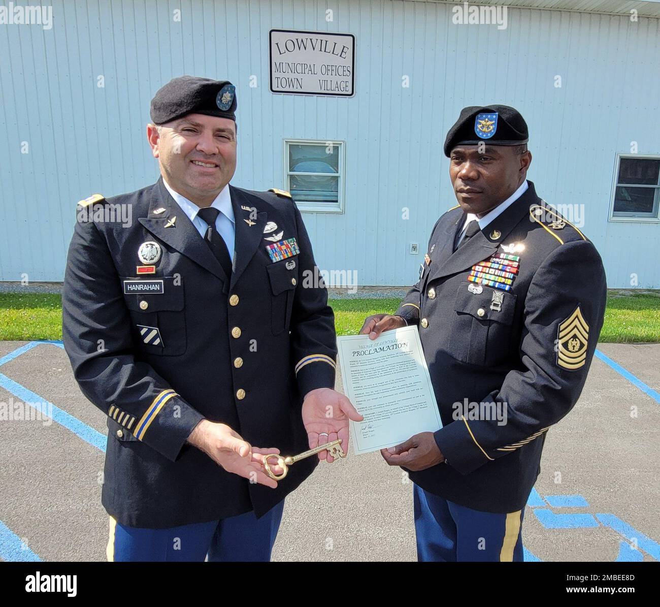 Lieutenant-colonel Ryan Hanrahan, commandant du 3rd Bataillon de l'aviation de soutien général, 10th Aviation Regiment, 10th combat Aviation Brigade, Et le sergent de commandement, le Maj. Gary Williams, conseiller principal du bataillon, a reçu la clé du village et la proclamation du maire du village de Lowville, Joseph Beagle, lors d'une réunion du conseil 15 juin. (Photo de Mike Strasser, Affaires publiques de la garnison de fort Drum) Banque D'Images