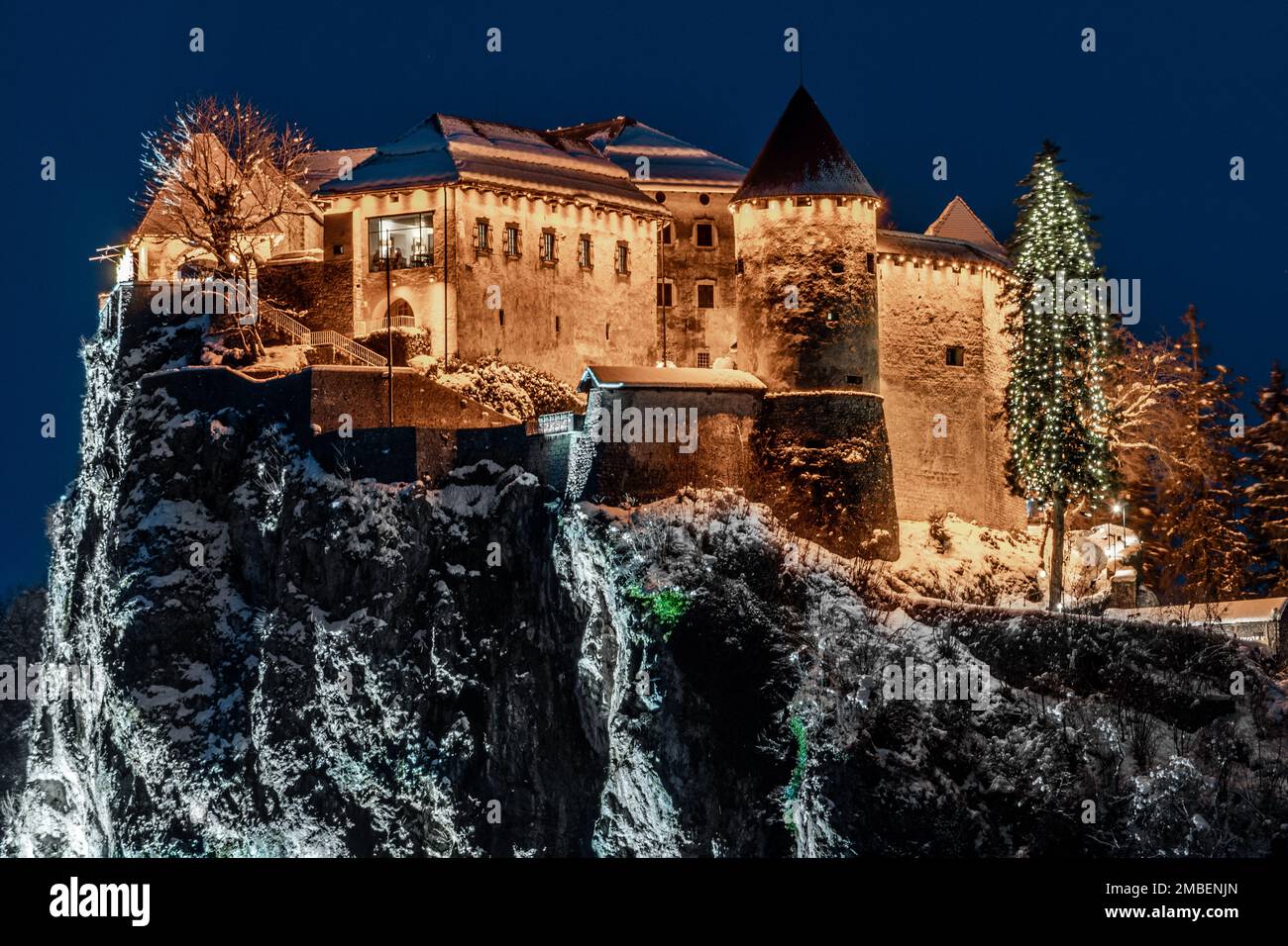 Château médiéval, lac Bled. Vue du bas du château médiéval de Bled avec neige. Prise de vue de nuit avec exposition prolongée en hiver. Banque D'Images