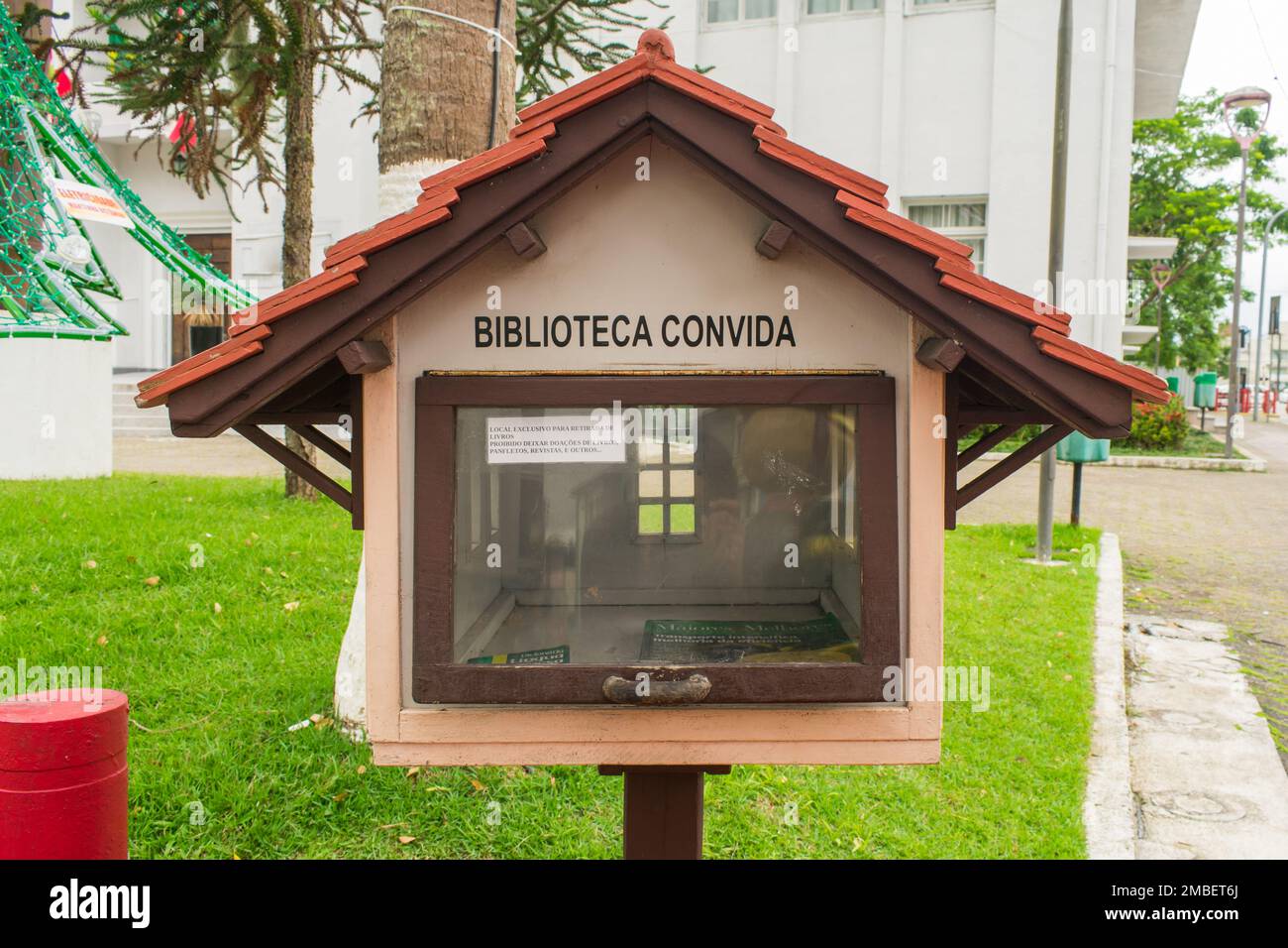 Jaragua do Sul, Brésil - Circa décembre 2022: Stand de bibliothèque libre dans le centre de Jaragua do Sul Banque D'Images