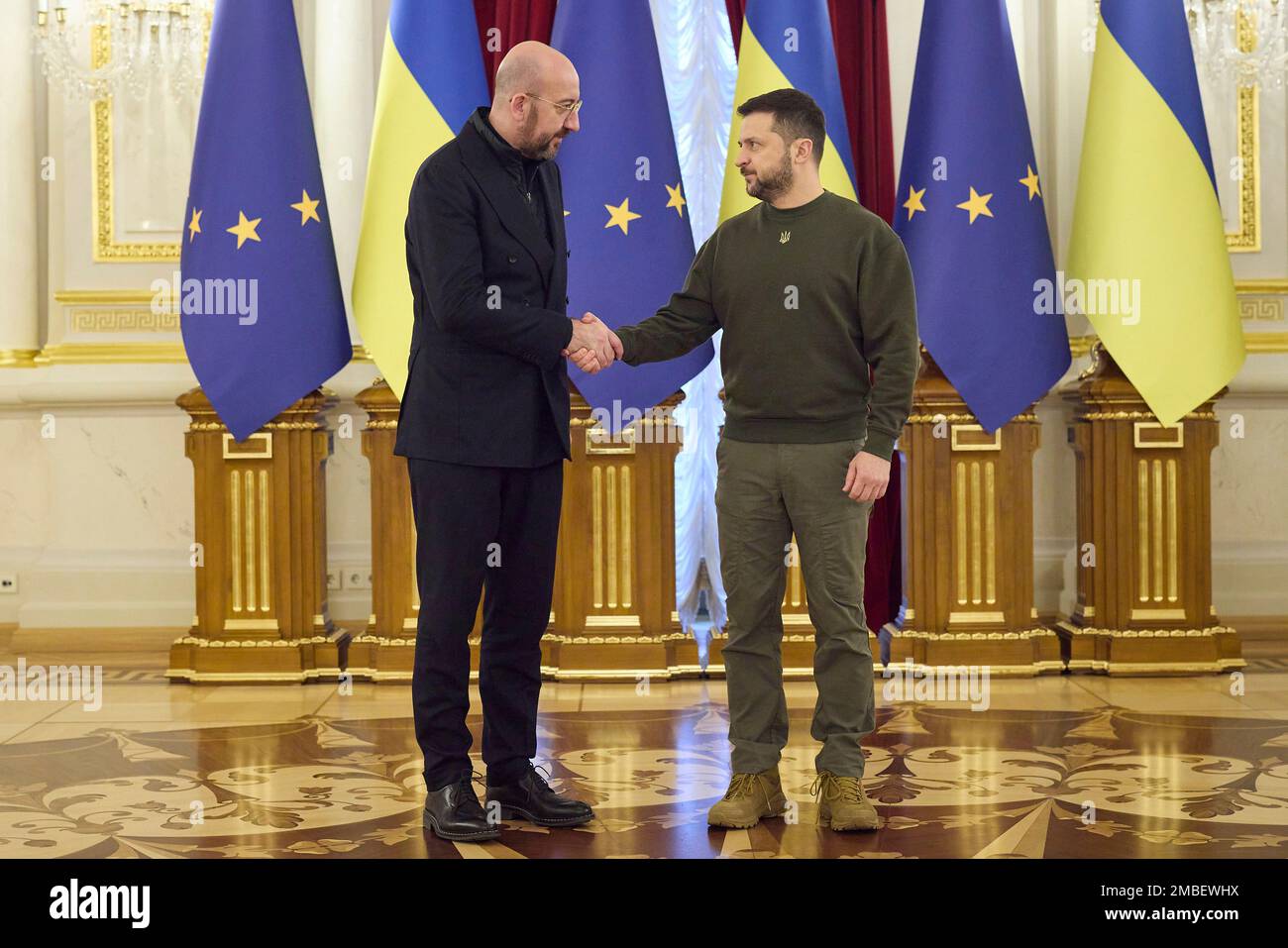 Kiev, Ukraine. 19th janvier 2023. Le président ukrainien Volodymyr Zelenskyy, à droite, accueille le président du Conseil européen Charles Michel à son arrivée au Palais Mariinsky, à 19 janvier 2023, à Kiev, en Ukraine. Credit: Présidence de l'Ukraine/Présidence de l'Ukraine/Alamy Live News Banque D'Images