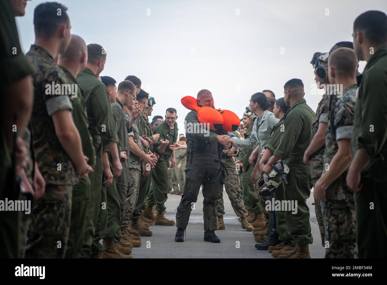 ÉTATS-UNIS Le lieutenant-colonel Michael Wyrsch du corps maritime, commandant de l'escadron d'attaque des chasseurs de mer (EMMV) 242 salue les Marines à la station aérienne du corps des Marines Iwakuni, Japon, 15 juin 2022. Le lieutenant-colonel Wyrsch a effectué son dernier vol avec VMFA-242 après avoir servi 20 ans aux États-Unis Corps de marine. Banque D'Images