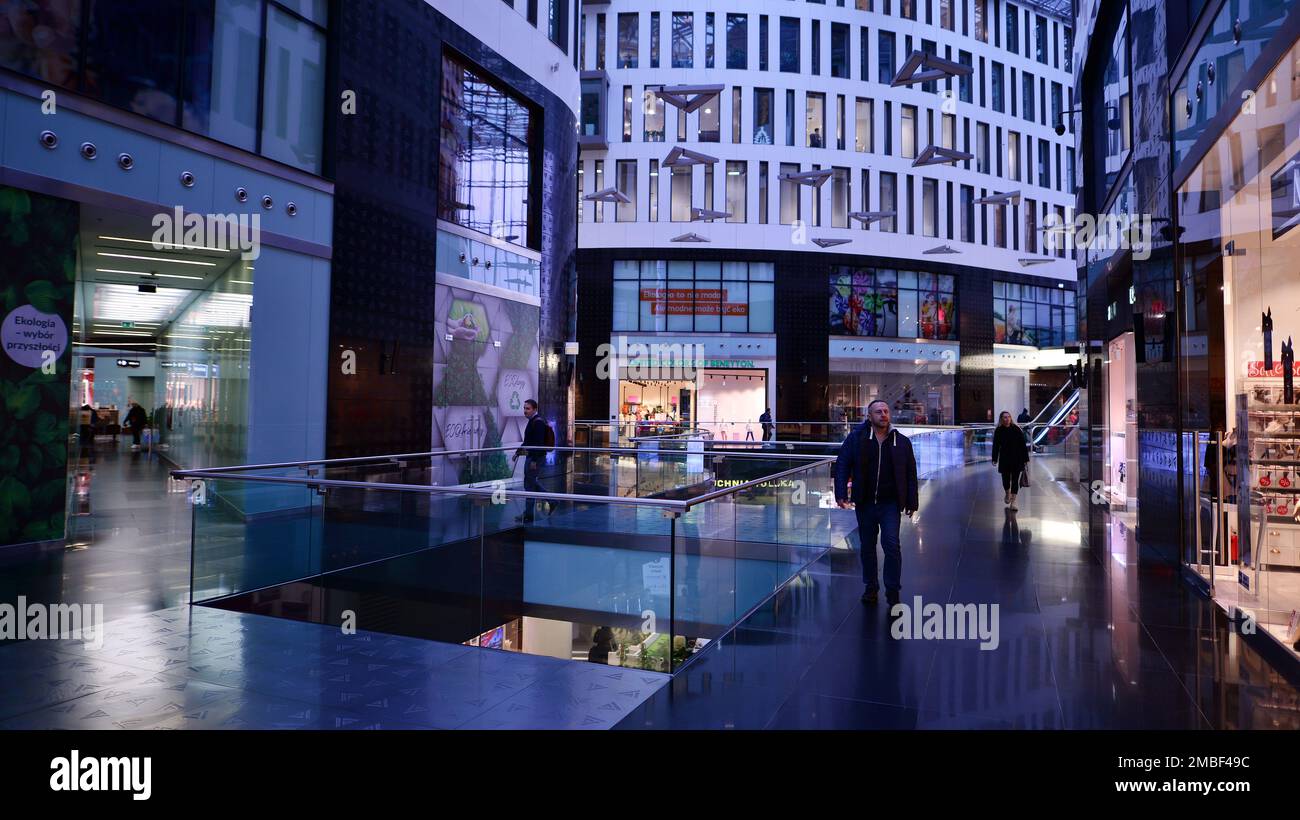 Varsovie, Pologne. 19 janvier 2023. Les intérieurs modernes du centre commercial Plac Unii. Dans une atmosphère très agréable, les clients du centre peuvent profiter d'un Banque D'Images