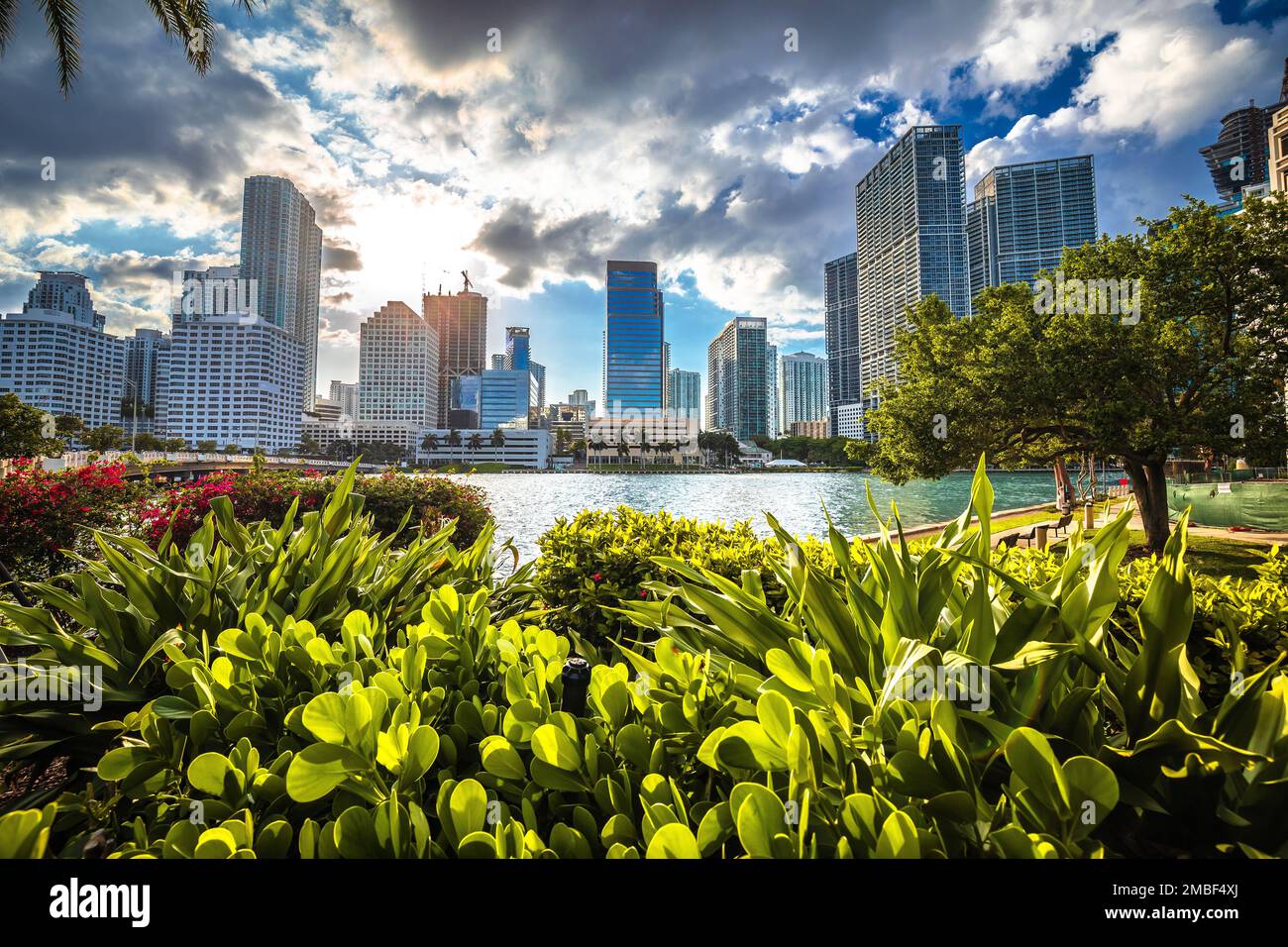 Vue sur le coucher du soleil au bord de l'eau de Miami depuis Brickell Key, État de Floride des États-Unis Banque D'Images