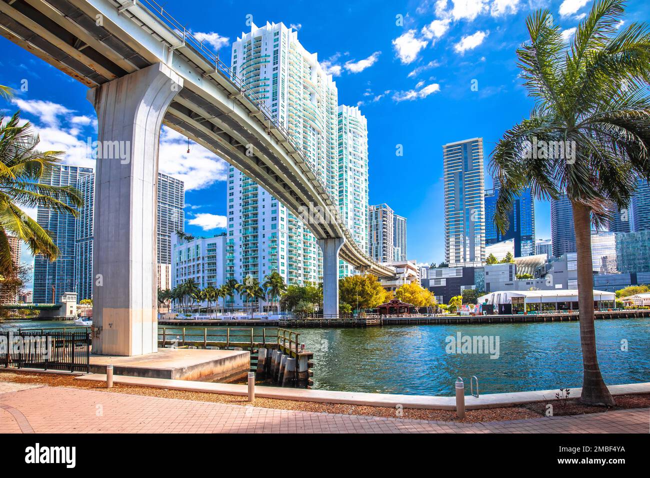 Vue sur le centre-ville de Miami et train futuriste au-dessus de la vue sur le fleuve Miami, État de Floride, États-Unis d'Amérique Banque D'Images