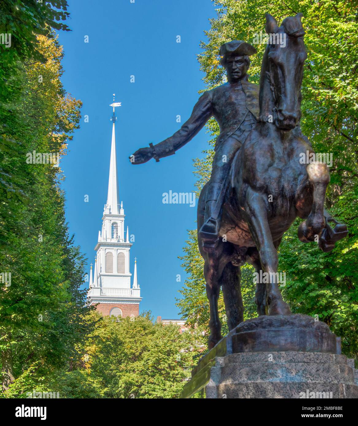 Un Paul Revere assis sur une statue de cheval et une vieille église du Nord, Boston ma, Etats-Unis Banque D'Images