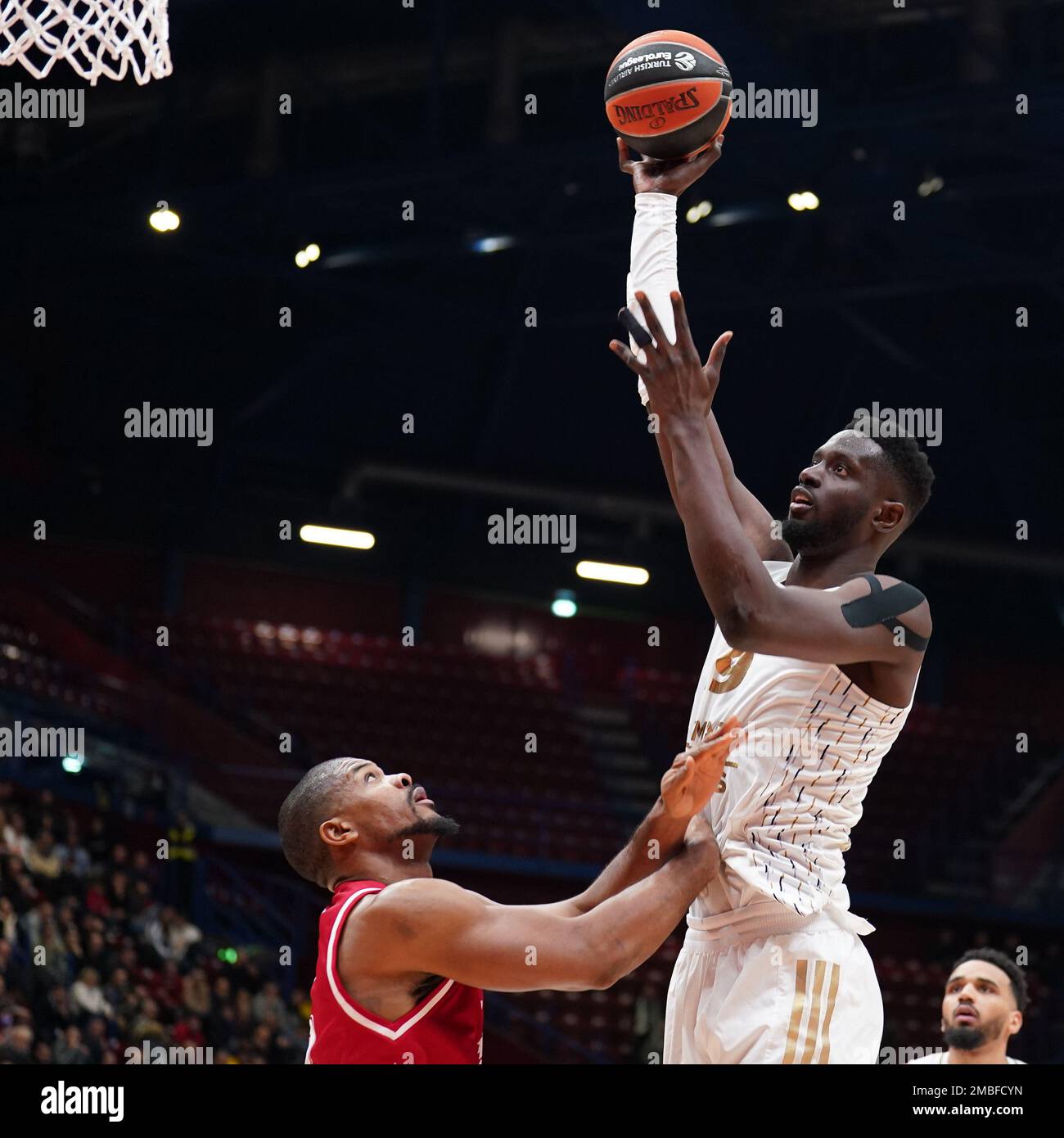 Milan, Italie. 20th janvier 2023. Chute de Youssoupha (Asvel Lyon Villeurbanne) en EA7 Emporio Armani Milano vs Lyon-Villeurbanne, Championnat d'Euroligue de basket-ball à Milan, Italie, 20 janvier 2023 Credit: Independent photo Agency/Alamy Live News Banque D'Images