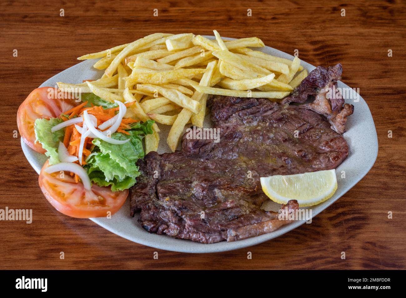 Un plat portugais traditionnel de viande de porc noire rôtie et de pommes de terre frites. Fief de vazia Banque D'Images