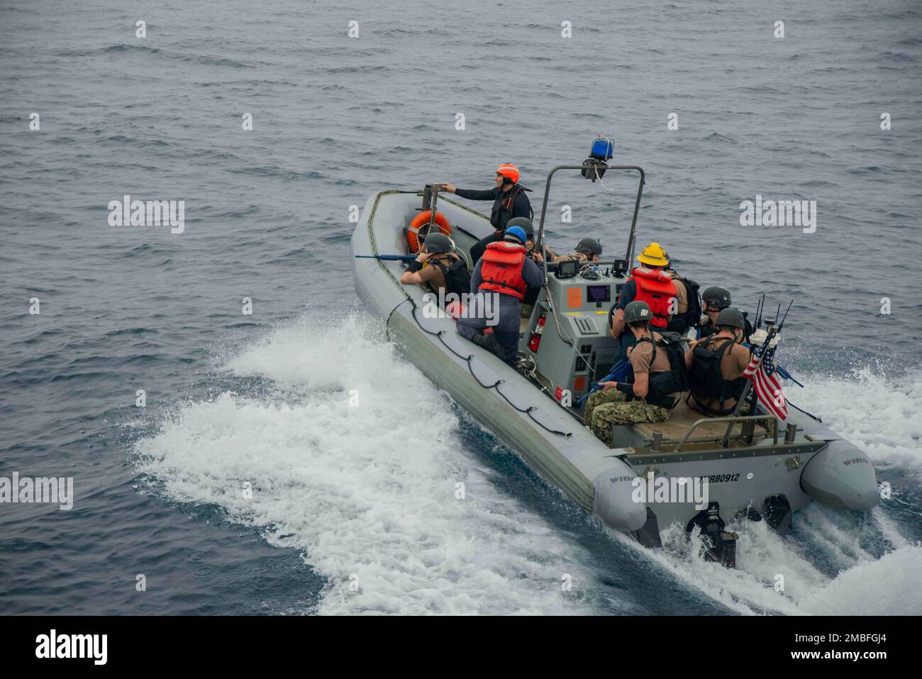 220615-N-ZQ263-1167 LES marins DE L'OCÉAN PACIFIQUE (15 juin 2022) affectés au destroyer de missile guidé de classe Arleigh Burke USS Stethem (DDG 63), effectuent des opérations de bateau gonflable à coque rigide. Steethem est en cours dans la zone d'exploitation de la flotte 3rd. Banque D'Images