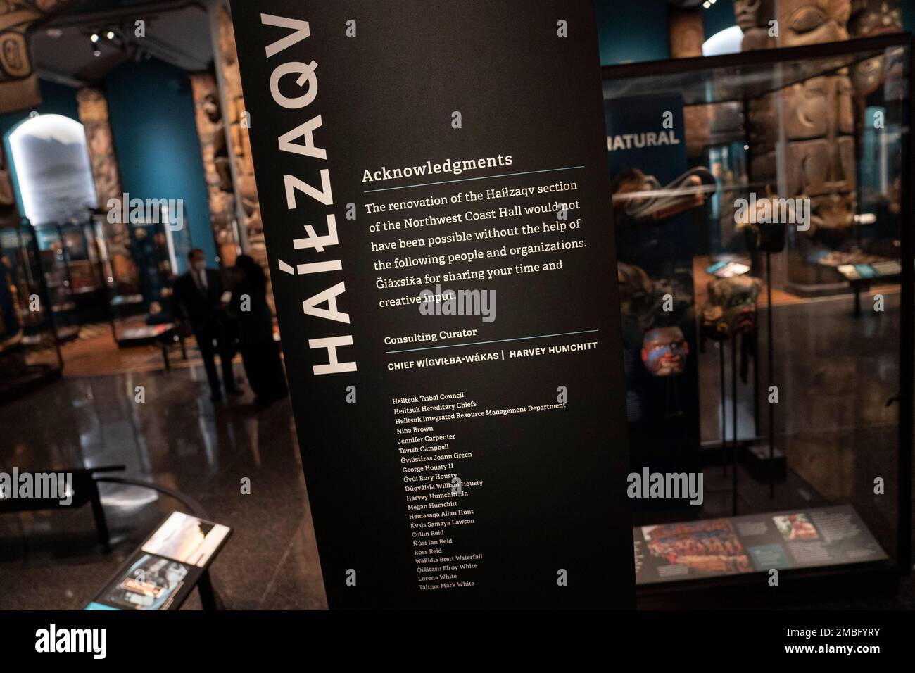 Artifacts, dioramas, and representations of Native American culture from the northwest coast of North America are displayed, Tuesday, May 10, 2022, at the American Museum of Natural History in New York. The oldest gallery at the American Museum of Natural History, the Northwest Coast Hall, is reopening to the public Friday after an extensive 5-year, $19 million renovation based on input from representatives of all the Indigenous tribes whose cultures are on display. (AP Photo/John Minchillo) Banque D'Images
