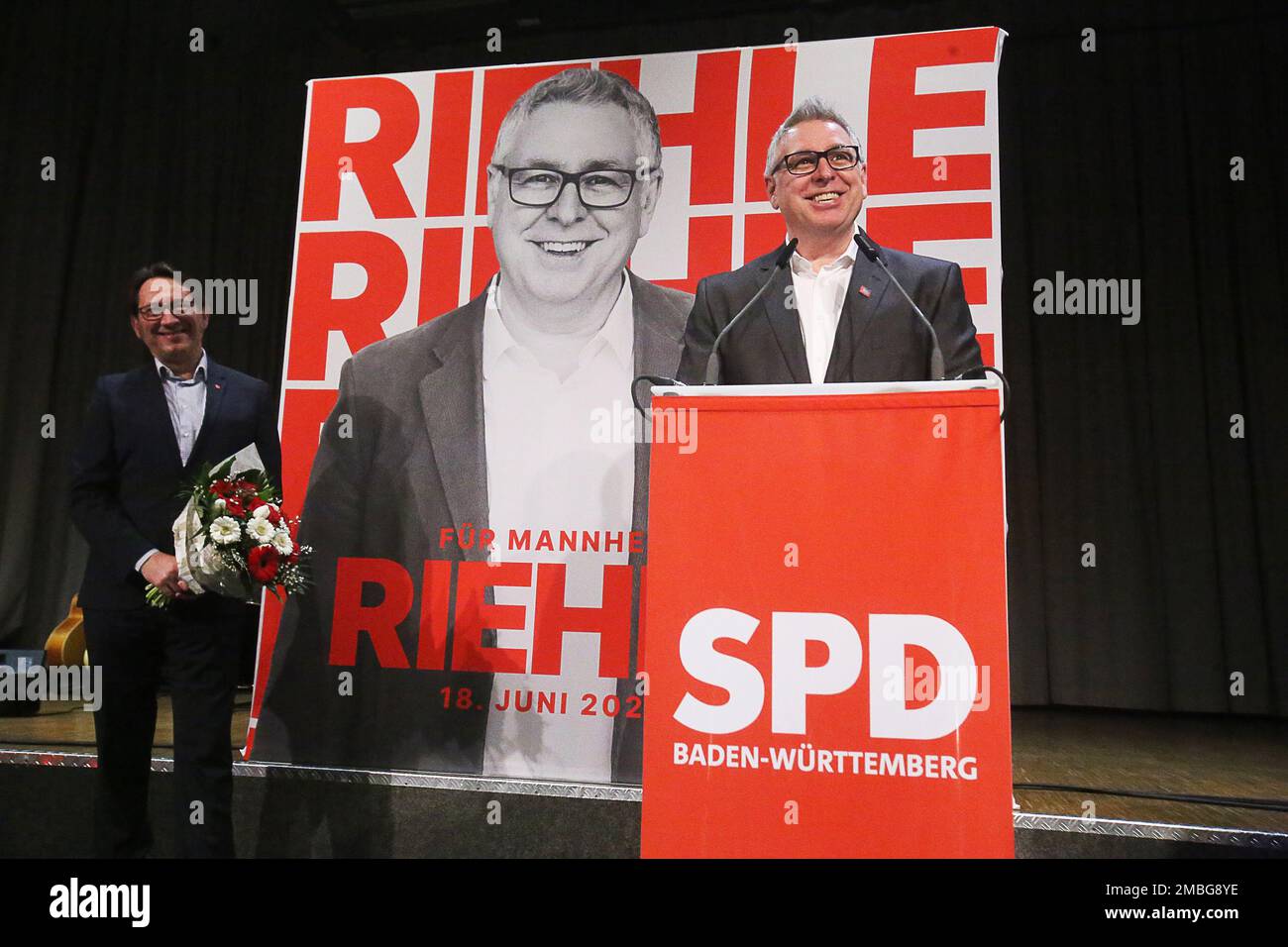 Mannheim, Allemagne. 20th janvier 2023. Thorsten Riehle (r), candidat du SPD au poste de maire, parle à côté de son mari Markus Schwarz-Riehle après sa nomination. Crédit : Dieter Leder/dpa/Alay Live News Banque D'Images