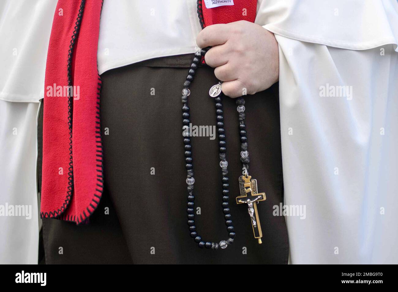 Washington DC, États-Unis. 20th janvier 2023. Un franciscain tient un rosaire en marchant le 50th mars pour la vie dans le centre commercial national de Washington, DC le vendredi, 20 janvier 2023. Photo de Bonnie Cash/UPI Credit: UPI/Alay Live News Banque D'Images