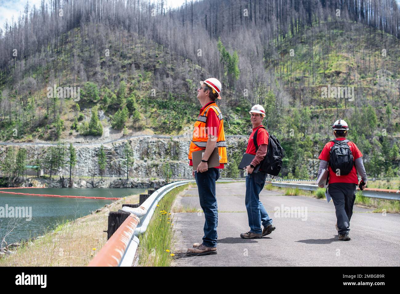 Une équipe multidisciplinaire d'ingénieurs du district de Walla Walla, aux États-Unis Le corps des ingénieurs de l’armée effectue une inspection du barrage de la rivière bleue, exploité par le district de Portland du corps, à 15 juin, au cours d’un exercice régional de réaction au tremblement de terre dans la zone de subduction de Cascadia. L’équipe a été volée en hélicoptère de Walla Walla aux barrages Cougar et Blue River du district de Portland, situés à environ 38 milles à l’est d’Eugene, en Oregon, pour inspecter les structures dans le cadre de l’exercice. Dans le cas d’un vrai séisme de Cascadia, l’équipe de Walla Walla se rendrait dans la zone d’opérations du district de Portland, si n Banque D'Images