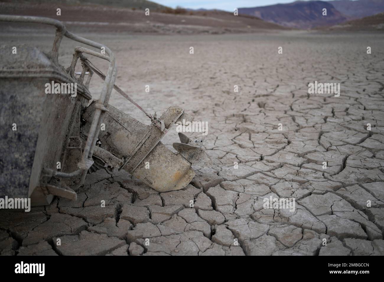 A formerly sunken boat sits on cracked earth hundreds of feet from the shoreline of Lake Mead at the Lake Mead National Recreation Area, Tuesday, May 10, 2022, near Boulder City, Nev. (AP Photo/John Locher) Banque D'Images