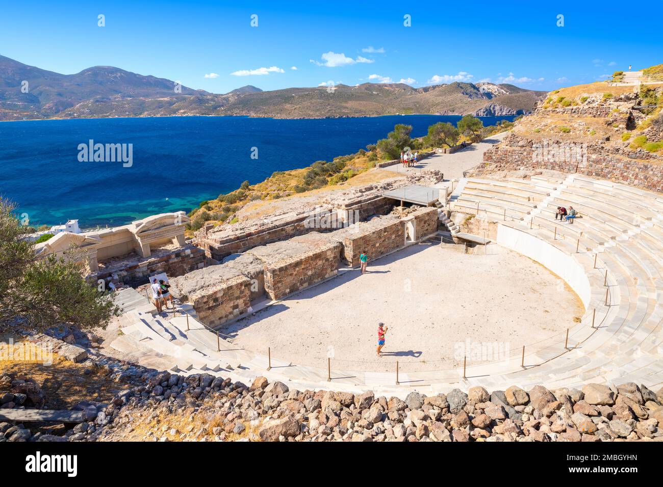 Vue sur le théâtre antique près de l'endroit où Aphrodite de Milo a été trouvé, île de Milos, Cyclades, Grèce Banque D'Images