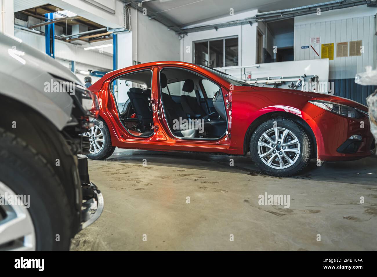 Carrosserie rouge au centre de réparation automobile. prise de vue en intérieur. Photo de haute qualité Banque D'Images