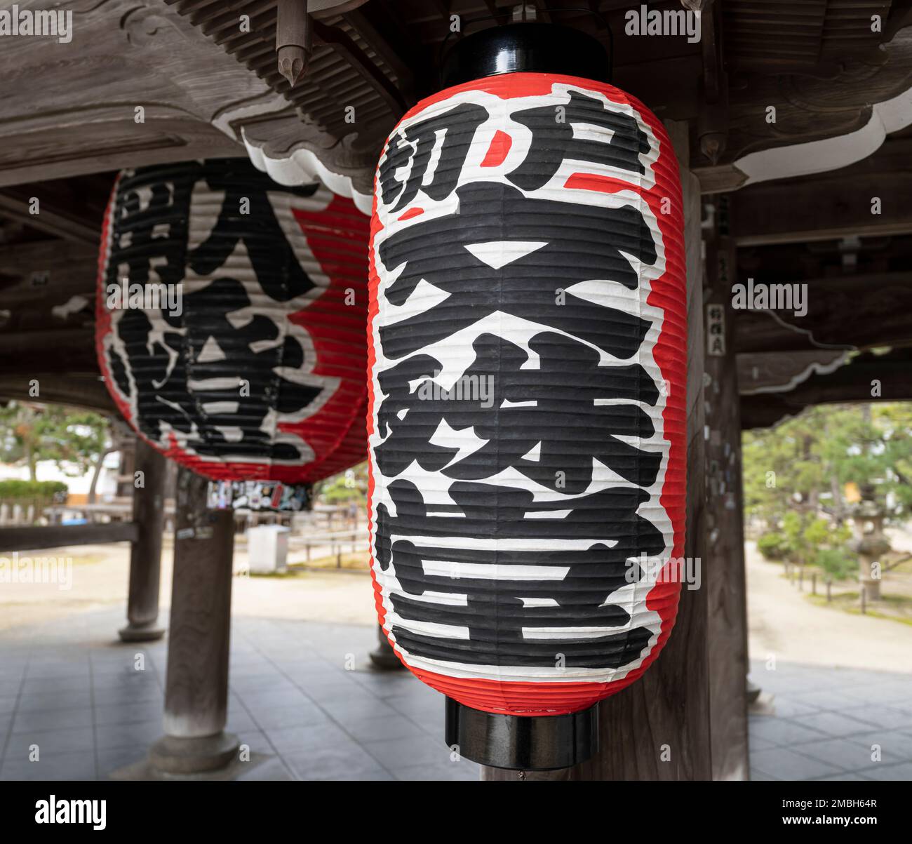 Lanternes accrochées à la porte de Chionji, temple bouddhiste d'Amanohashidate, préfecture de Kyoto, Japon. Banque D'Images