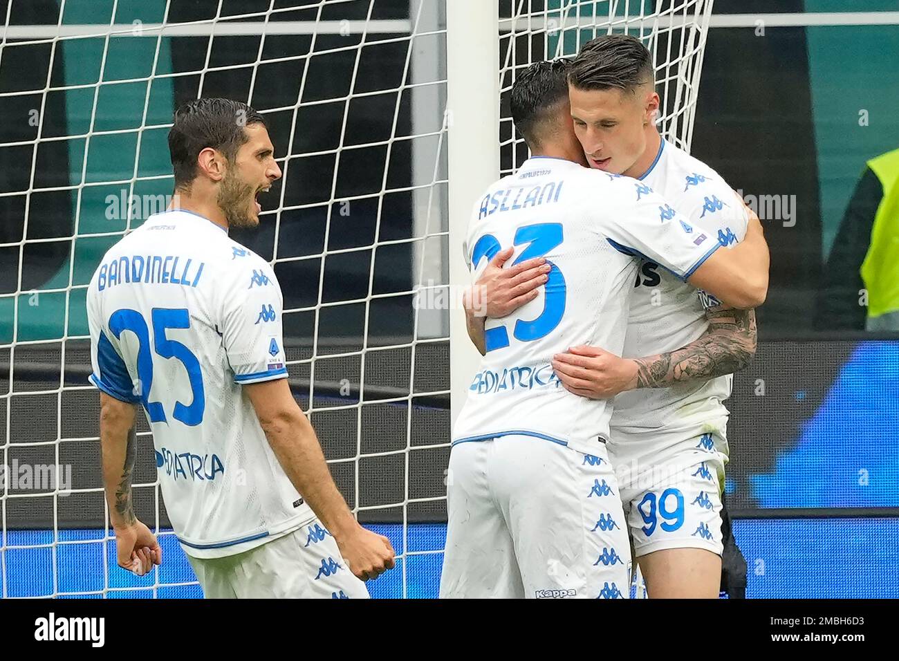Empoli's Andrea Pinamonti, right, celebrates with his teammates Empoli's Kristjan Asllani, center, and Empoli's Filippo Bandinelli, left, after scoring against Inter Milan during the Serie A soccer match between Inter Milan and Empoli at the San Siro Stadium, in Milan, Italy, on Friday, May 6, 2022. (AP Photo/Antonio Calanni) Banque D'Images