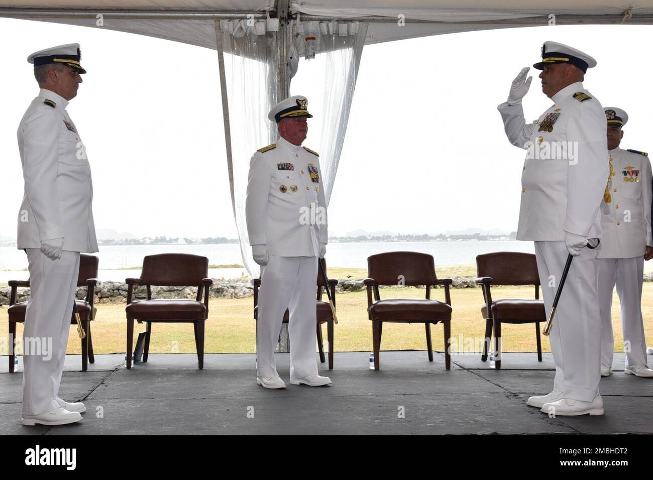 Capitaine Gregory H. Magee (à gauche), sous-ministre adjoint Brendan C. McPherson (au centre) et capitaine José E. Díaz (à droite) lors de la cérémonie de passation de commandement du secteur San Juan à San Juan, Porto Rico 16 juin 2022. Au cours de la cérémonie, le Capt Diaz a soulagé le Capt Magee en tant que commandant du secteur San Juan. Le capitaine Diaz sera responsable de la direction des forces de la Garde côtière à Porto Rico et aux États-Unis Îles Vierges et surveillance d'une zone de responsabilité de 1,3 millions de milles marins carrés dans les Caraïbes orientales. Garde côtière photo par Ricardo Castrodad Banque D'Images