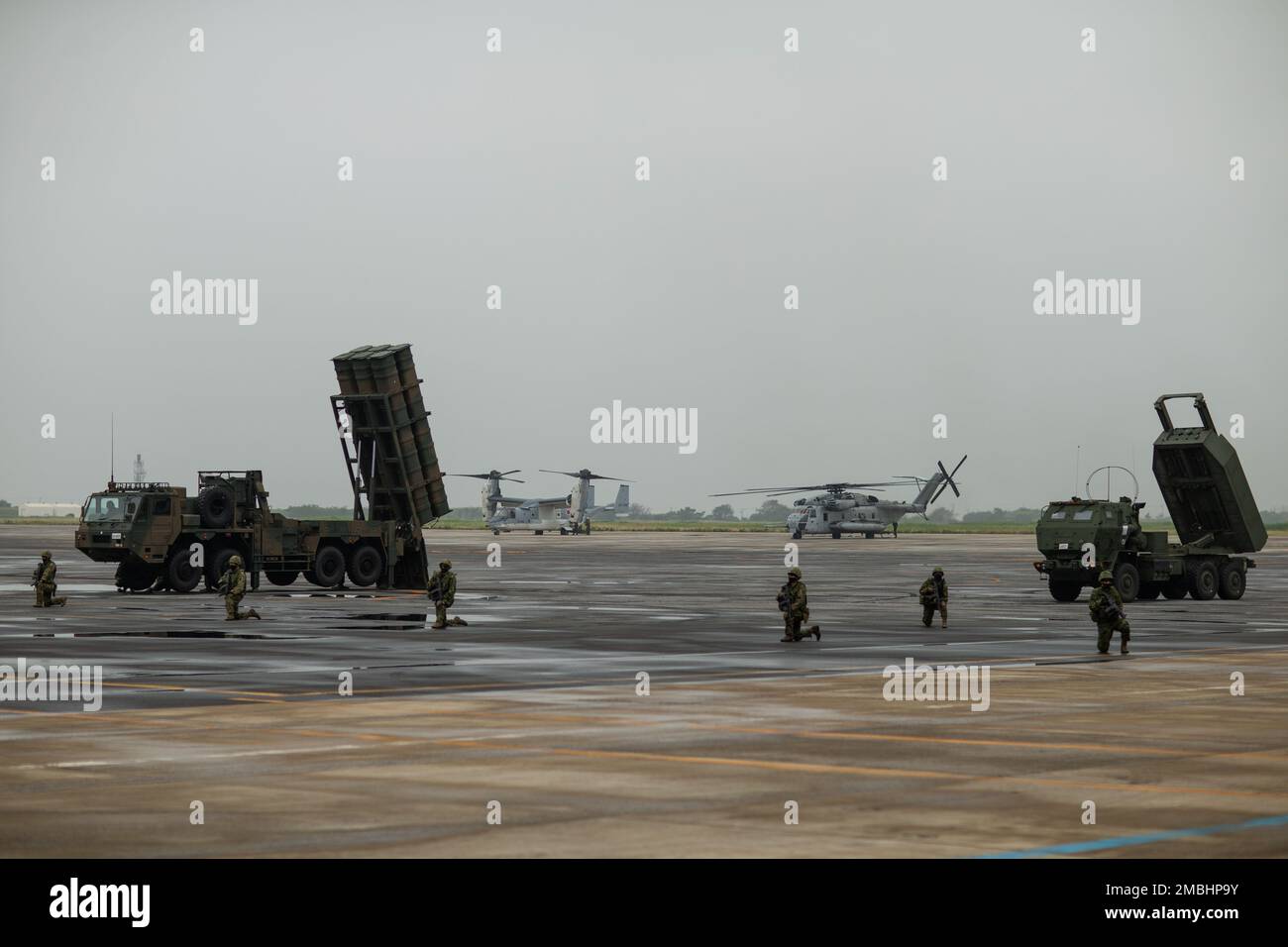 ÉTATS-UNIS Les Marines avec la Force expéditionnaire maritime III et les soldats avec la Force d'autodéfense du Japon organisent une démonstration de capacités pour les hauts responsables de la délégation lors du Symposium des dirigeants amphibies du Pacifique 2022, Camp Kisarazu, Japon, 16 juin 2022. LES PALS comprenaient des présentations et des démonstrations qui ont été menées dans le but de promouvoir la sécurité régionale et d'améliorer les concepts et les capacités opérationnels. Le symposium de 2022 a réuni des dirigeants de 18 délégations participantes qui se sont engagées à une Indo-Pacifique libre et ouverte, avec pour objectif de renforcer et de développer Banque D'Images