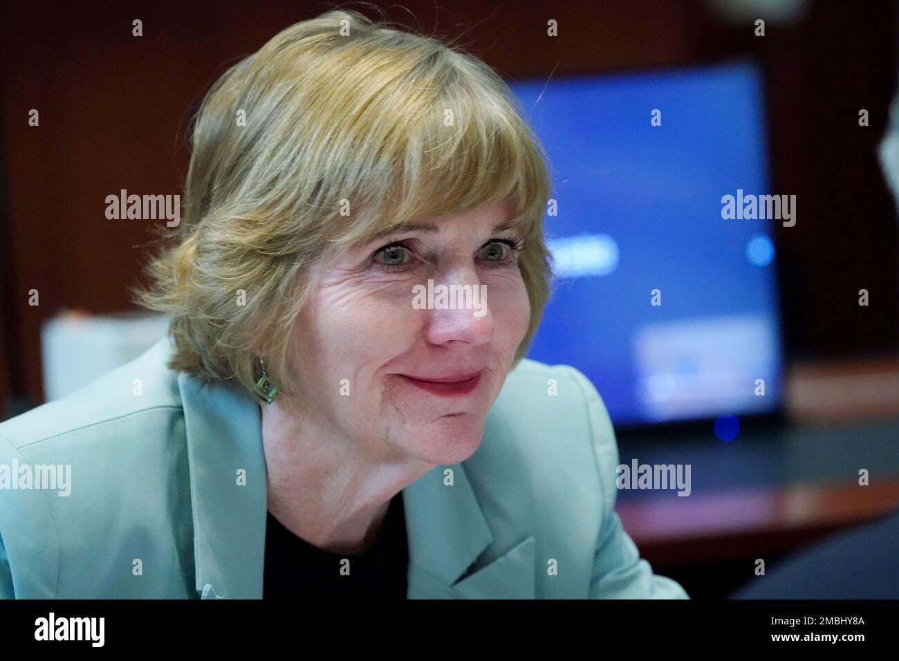 Actor Amber Heard's attorney Elaine Bredehoft, listens in the courtroom at the Fairfax County Circuit Court in Fairfax, Va., Monday May 2, 2022. Actor Johnny Depp sued his ex-wife Amber Heard for libel in Fairfax County Circuit Court after she wrote an op-ed piece in The Washington Post in 2018 referring to herself as a "public figure representing domestic abuse." (AP Photo/Steve Helber, Pool) Banque D'Images
