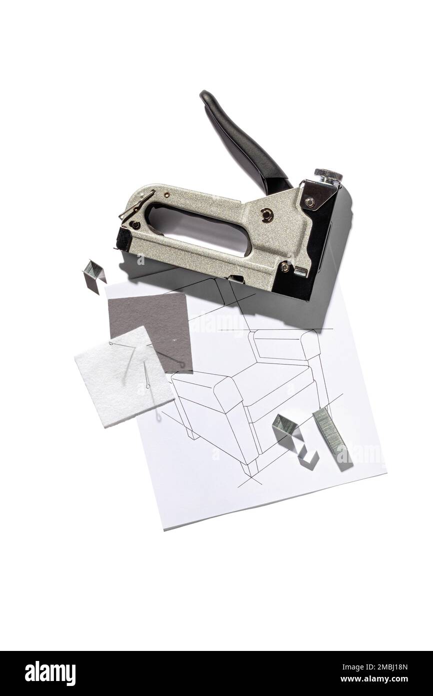 Pistolet à agrafes argenté pour meubles et dessin du fauteuil isolé sur  fond blanc.Outil industriel manuel Photo Stock - Alamy