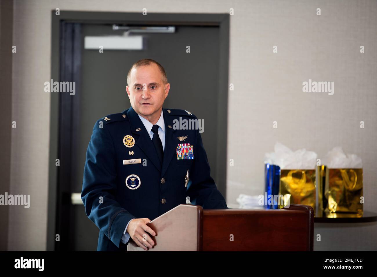 ÉTATS-UNIS Le colonel de la Force aérienne Robert Hebert, commandant du Groupe de recrutement 369th, s'adresse à l'auditoire à titre d'officier président lors de la cérémonie de passation de commandement de l'escadron de recrutement 342nd, le 16 juin 2022, à la base conjointe San Antonio, Texas. Le lieutenant-colonel Alan Louie a pris le commandement du lieutenant-colonel Tiffany Debrow. Le RCS de 342nd couvre une zone de responsabilité de 1,2 millions de km2, qui englobe 18 États des plaines centrales et du sud-est, y compris les Caraïbes. Sa mission est d'inspirer, d'engager et de recruter de futurs aviateurs pour fournir de la puissance aérienne à l'Amérique. Banque D'Images