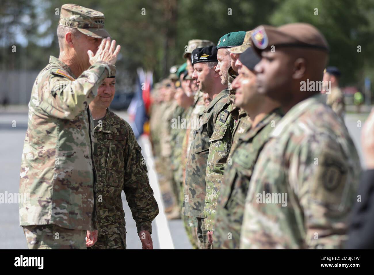ÉTATS-UNIS Le général de l'armée Daniel R. Hokanson, chef du Bureau de la Garde nationale, s'entretient avec les dirigeants de l'OTAN lors d'une cérémonie de bienvenue au site d'opération Forward Adazi, Lettonie, 16 juin 2022. Hokanson s'est rendu dans divers pays d'Europe afin d'identifier les possibilités d'élargir la coopération et de recueillir des informations complémentaires pour la planification d'activités communes. Banque D'Images