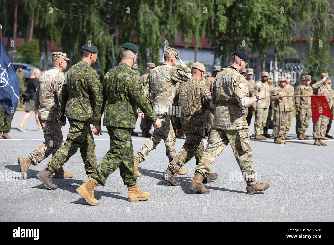 ÉTATS-UNIS Général de l'armée Daniel R. Hokanson, chef du Bureau de la Garde nationale, Et les hauts dirigeants de l'OTAN ont renforcé leur présence avancée, saluent les soldats affectés au 3rd Bataillon, 29th Régiment d'artillerie de campagne, 3rd équipe de combat de la brigade blindée, 4th Division d'infanterie lors de la cérémonie de bienvenue au site d'opération avancée Adazi, Lettonie, 16 juin 2022. Hokanson s'est rendu dans divers pays d'Europe afin d'identifier les possibilités d'élargir la coopération et de recueillir des informations complémentaires pour la planification d'activités communes. Banque D'Images