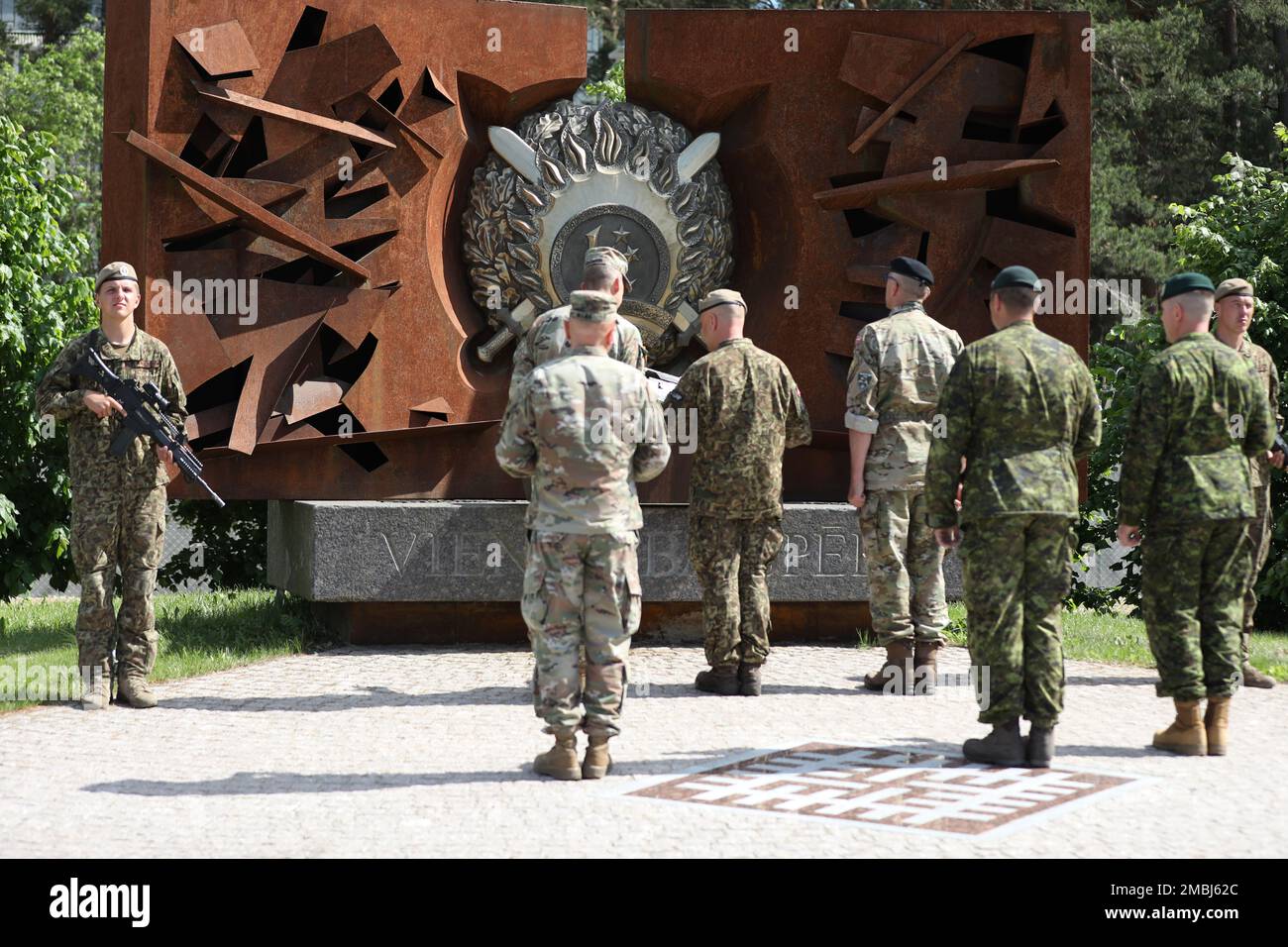 ÉTATS-UNIS Le général de l'armée Daniel R. Hokanson, chef du Bureau de la Garde nationale et hauts responsables de l'OTAN ont renforcé leur présence, rend hommage au monument Vienotiba Speks, qui commémore les soldats qui ont perdu la vie dans les missions, au site d'opération Forward Adazi, en Lettonie, au 16 juin 2022. Le général Hokanson s'est rendu dans plusieurs pays d'Europe afin d'identifier les possibilités d'élargir la coopération et de recueillir des informations complémentaires pour la planification d'activités conjointes. Banque D'Images