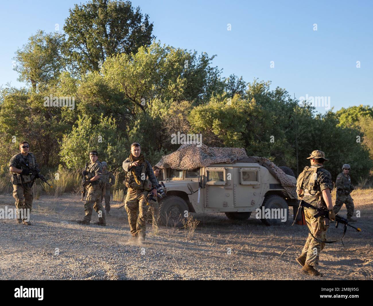 Le spécialiste Austin Graham, un scout de cavalerie affecté au 1st Escadron, 14th Cavalry Regiment, base interarmées Lewis-McChord, Washington, dirige ses soldats en préparation à une simulation d'attaque de la force opposée contre les soldats de la Réserve de l'Armée de terre lors de l'exercice d'entraînement de soutien au combat 91-22-01 à fort Hunter Liggett, Californie, 16 juin. Cette CSTX donne à l'unité l'occasion de soutenir la Réserve de l'Armée de terre et de pratiquer les manoeuvres et tactiques de son équipe, a déclaré le capitaine Jackson Turner, un officier d'armure pour le VAC de 1-14. Banque D'Images