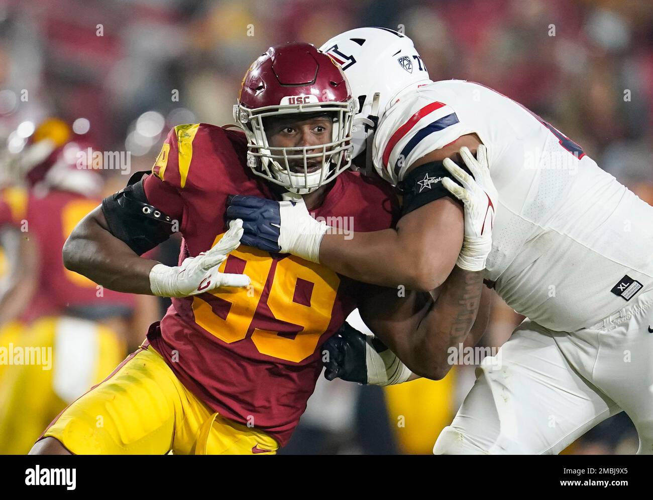 FILE - Southern California linebacker Drake Jackson (99) tries to pass-rush around the block from Arizona offensive lineman Jordan Morgan during the second half of an NCAA college football game Oct. 30, 2021, in Los Angeles. Jackson was selected by the San Francisco 49ers during the second round of the NFL draft Friday, April 29. (AP Photo/Marcio Jose Sanchez, File) Banque D'Images