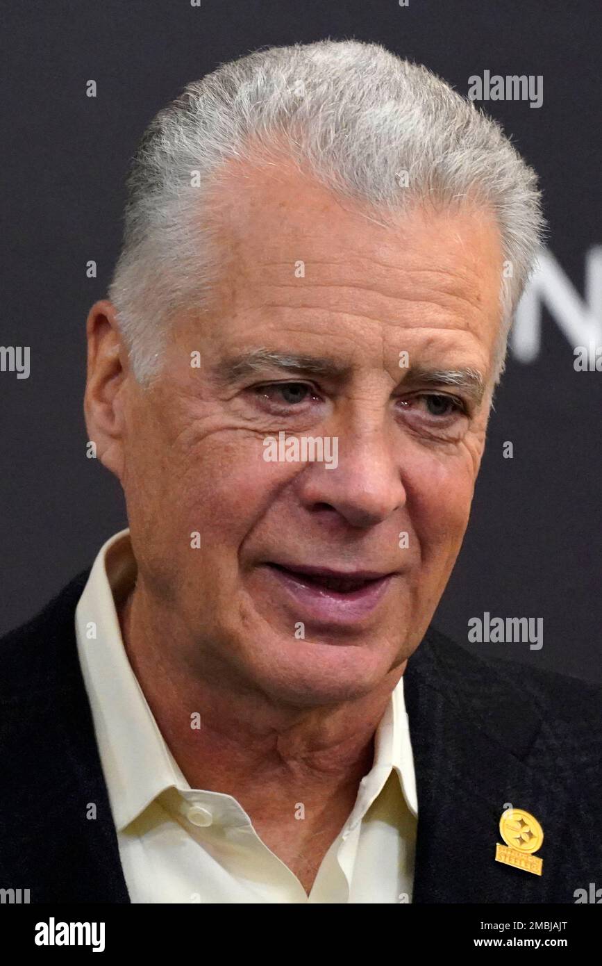 Pittsburgh Steelers owner/president Art Rooney II introduces quarterback Kenny Pickett, the Steelers first-round draft pick, at the team's training facility in Pittsburgh, Friday, April 29, 2022. (AP Photo/Gene J. Puskar) Banque D'Images