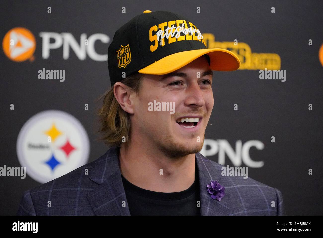 Quarterback Kenny Pickett, the Pittsburgh Steelers first-round draft pick, meets with reporters at the team's training facility in Pittsburgh, Friday, April 29, 2022. (AP Photo/Gene J. Puskar) Banque D'Images